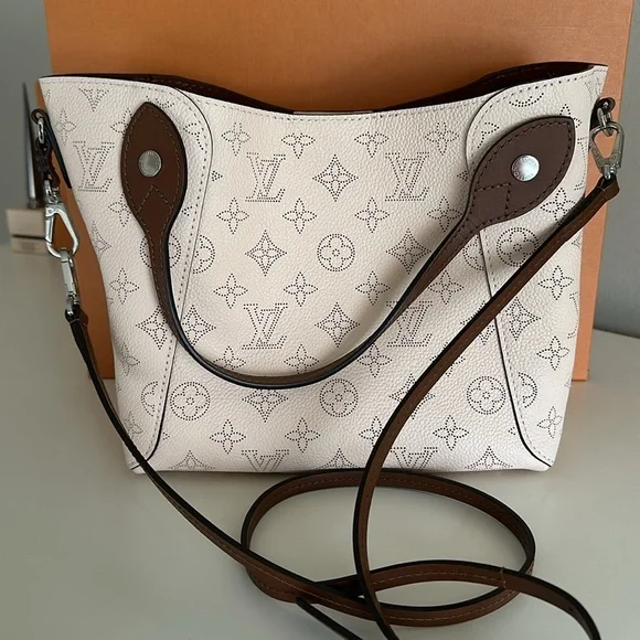 Louis Vuitton Authentic Limited Hina PM in Mahina Crème Shoulder Bag SOLD OUT - Picture 16 of 16